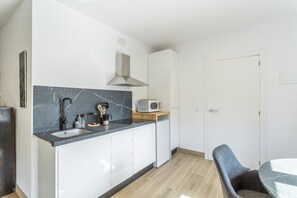 Réfrigérateur, micro-ondes, plaque de cuisson, cafetière/bouilloire