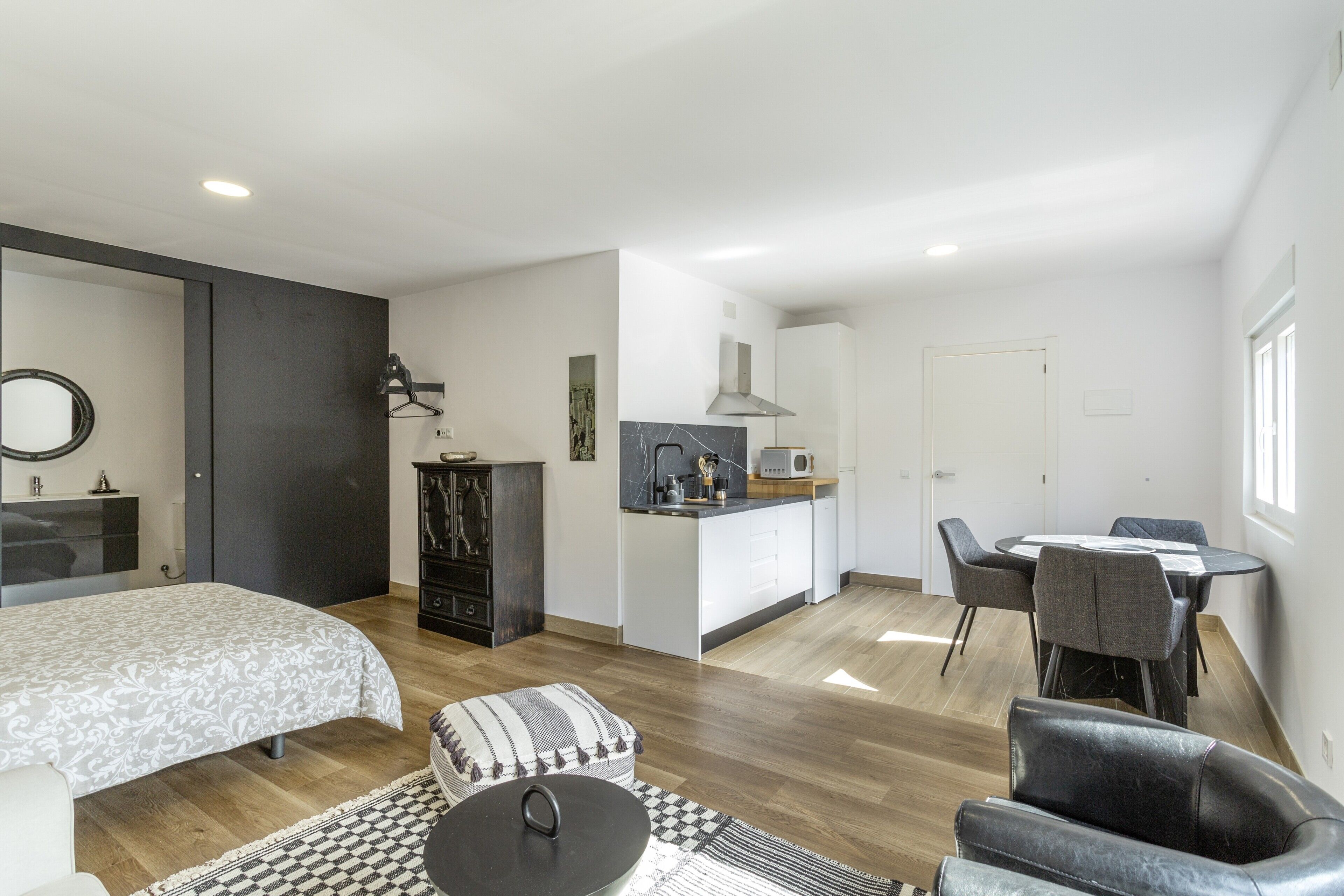 1 habitación, tabla de planchar con plancha, wifi y ropa de cama 