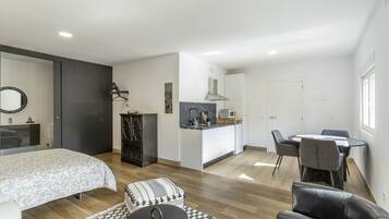 1 habitación, tabla de planchar con plancha, wifi y ropa de cama