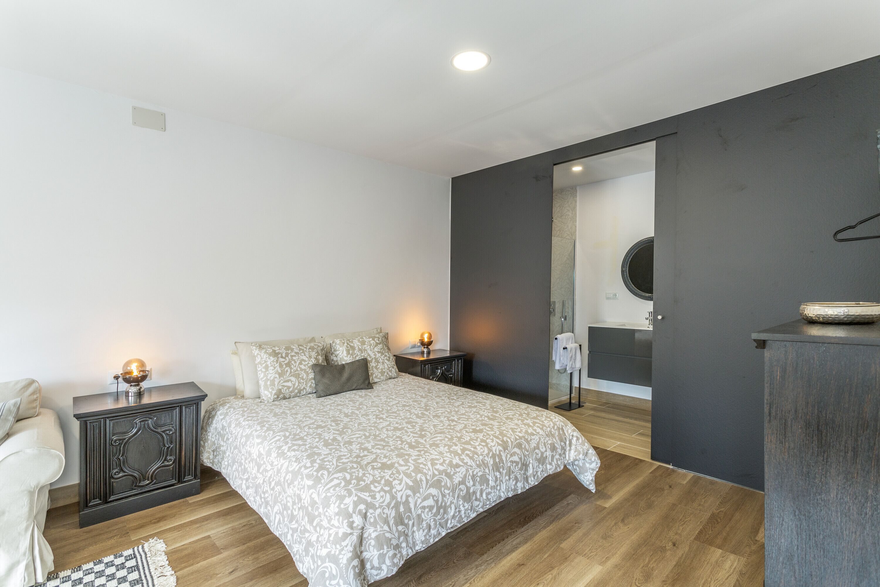 1 dormitorio, tabla de planchar con plancha, wifi y ropa de cama