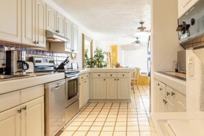 冷蔵庫、電子レンジ、オーブン、コンロ