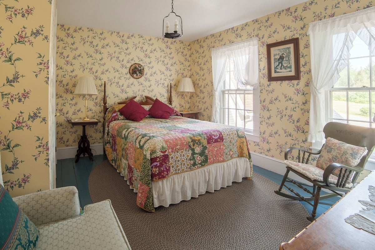 Signature Room | Blackout curtains, soundproofing, iron/ironing board, free WiFi