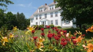 Garden - Acadia Oceanside Meadows Inn (Prospect Harbor)