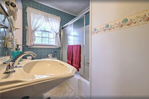 Signature Room | Bathroom | Hair dryer, towels, soap, shampoo - Acadia Oceanside Meadows Inn (Prospect Harbor)