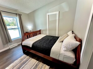 3 bedrooms, desk, iron/ironing board, free WiFi
