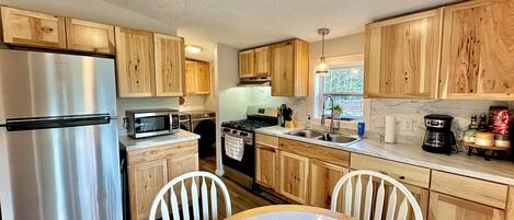 ثلاجة، ميكروويف، فرن، موقد طهي مسطح