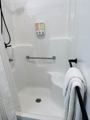 Dusche, Haartrockner, HandtĂŒcher, Seife