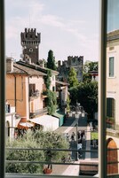 Caja de seguridad en la habitación y espacio para trabajar con laptop 
