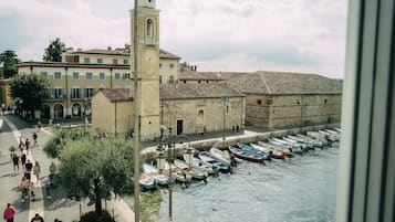 Doppia Deluxe, vista lago | Una cassaforte in camera, postazione laptop, tende oscuranti