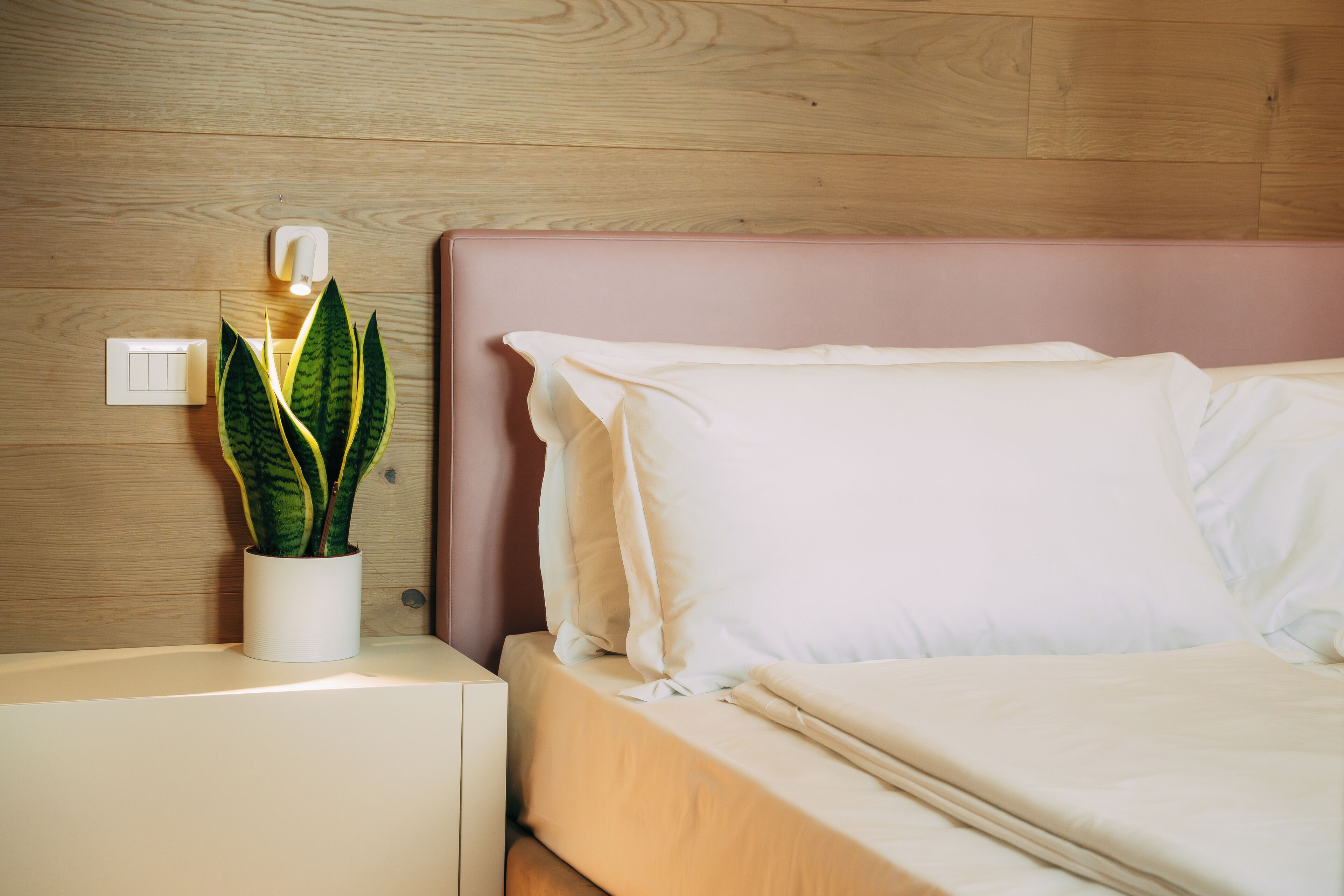 Dobbeltrom – superior, utsikt mot innsjø | Safe på rommet, skrivebord for bærbar PC og blendingsgardiner