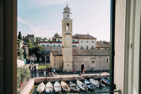 Caja de seguridad en la habitación y espacio para trabajar con laptop