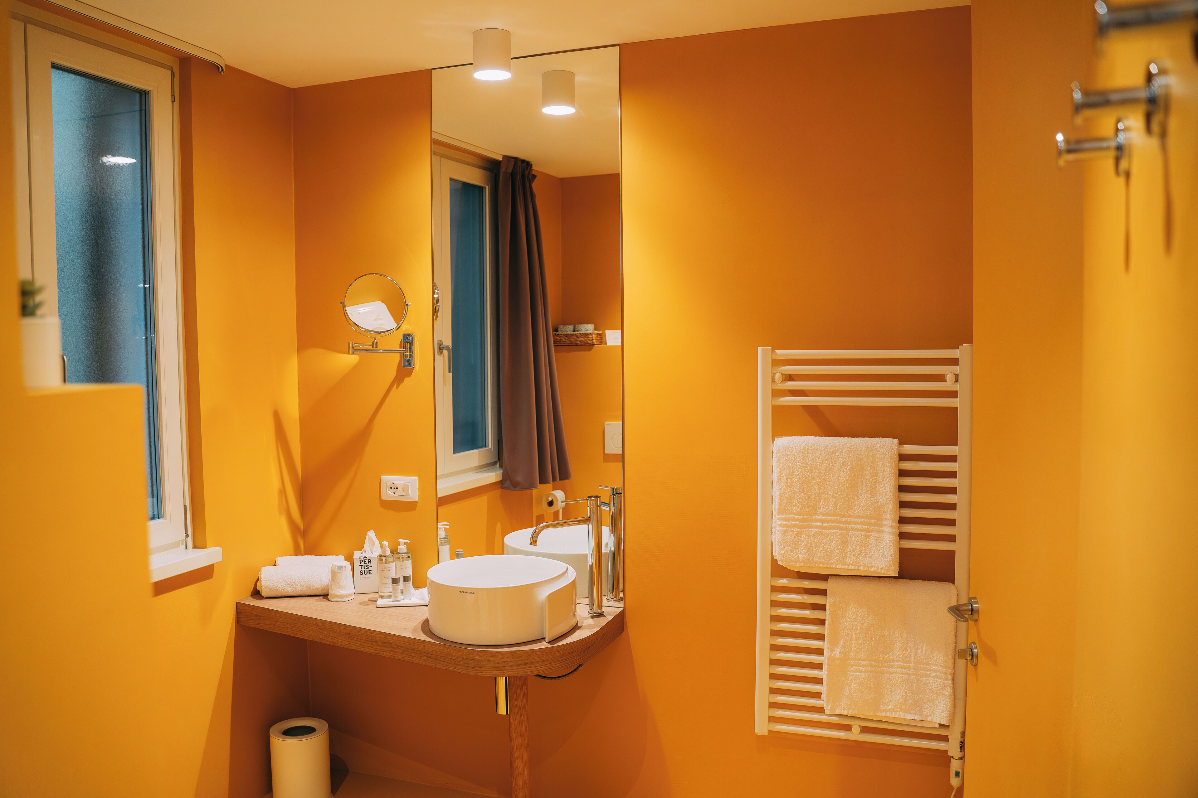 Phòng đôi Deluxe, quang cảnh hồ | Két bảo mật tại phòng, khu vực làm việc phù hợp cho laptop 