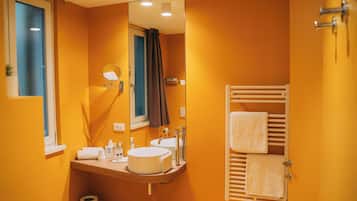 Doppia Deluxe, vista lago | Una cassaforte in camera, postazione laptop, tende oscuranti