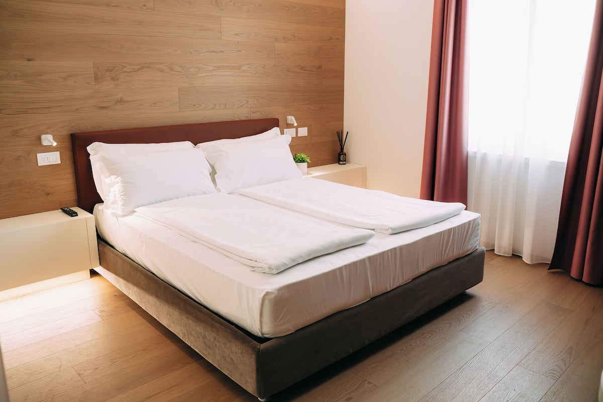 Dobbeltrom – superior, byutsikt | Safe på rommet, skrivebord for bærbar PC og blendingsgardiner