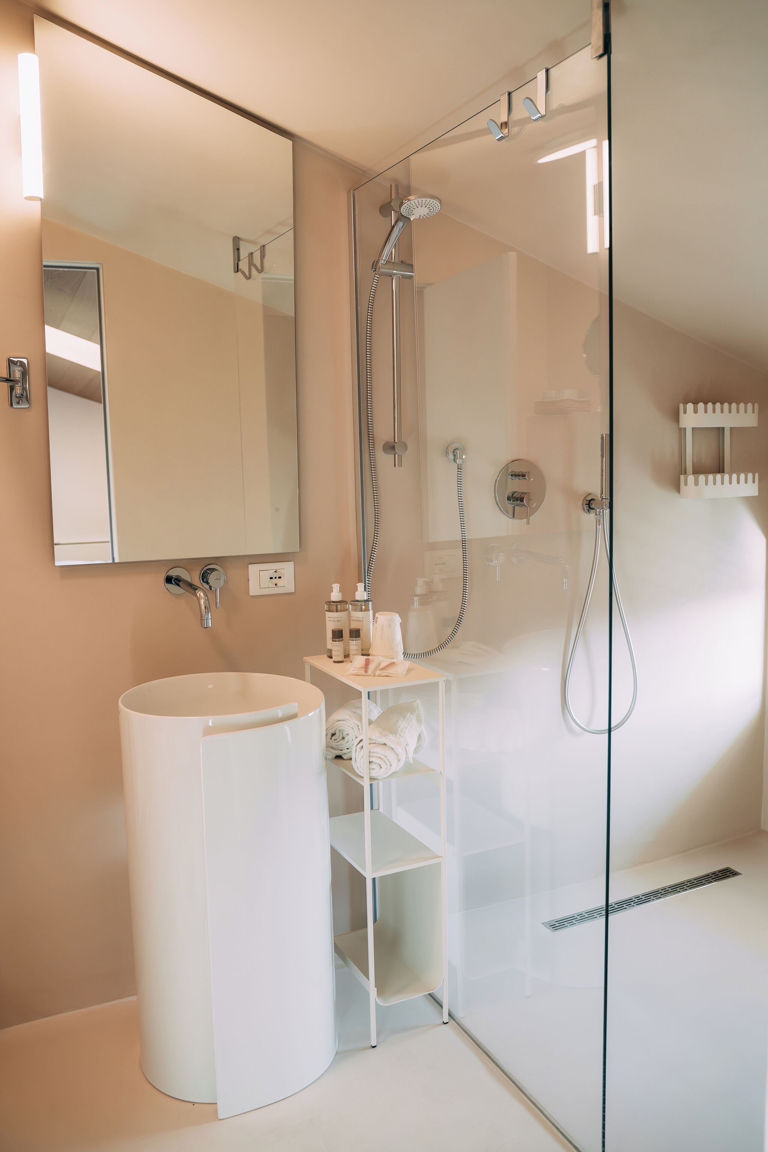Deluxe kamer | Badkamer | Een douche, gratis toiletartikelen, een haardroger, pantoffels