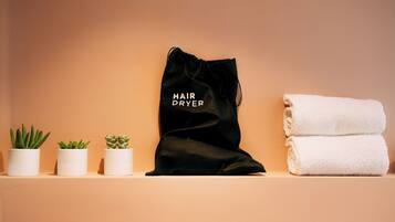 Doppia Superior, vista lago | Bagno | Doccia, set di cortesia gratuito, asciugacapelli, pantofole