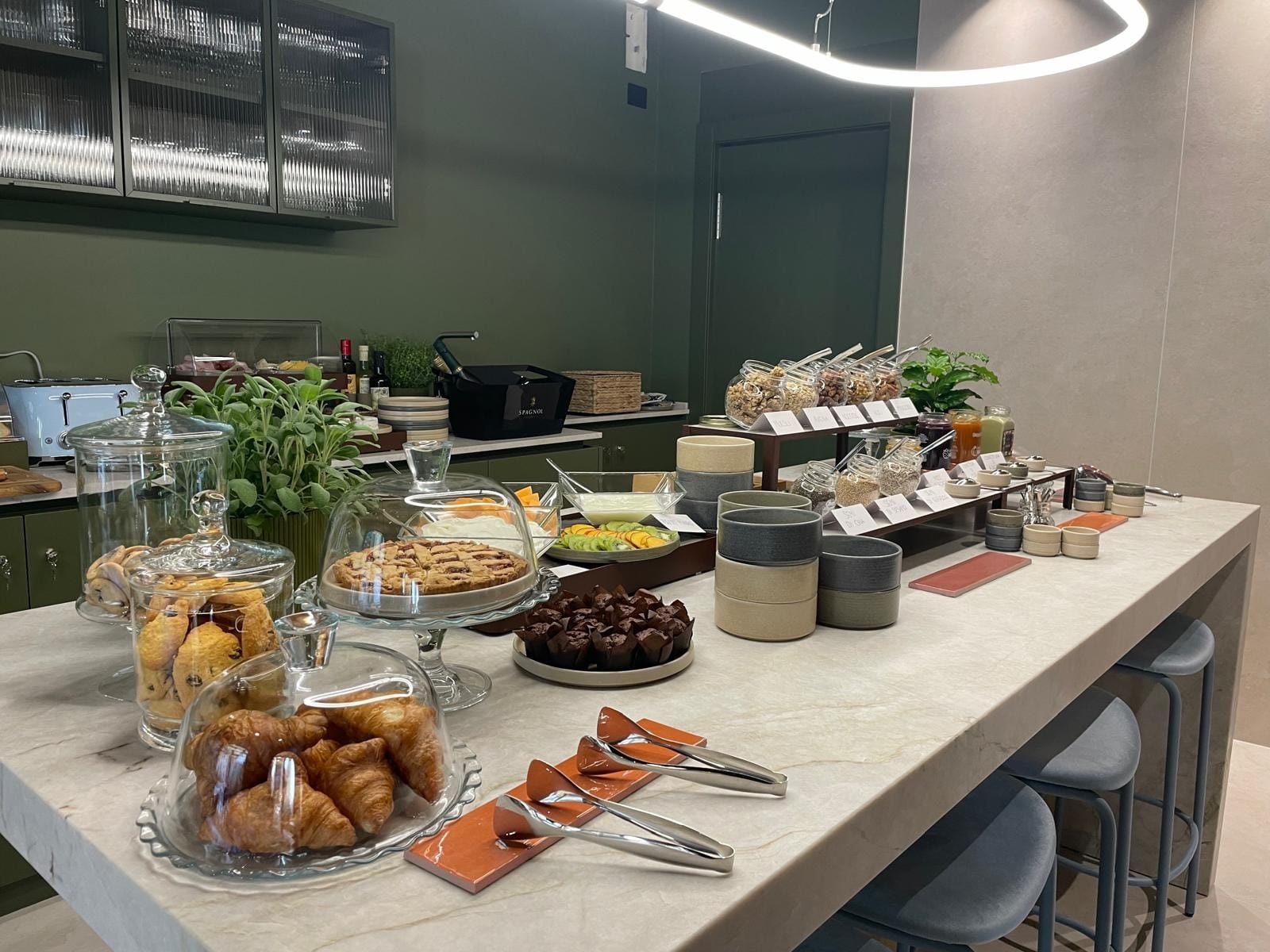 Un buffet proposant une variété de plats et d’ustensiles de service.