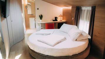 Deluxe-Zimmer | Hochwertige Bettwaren, Daunenbettdecken, Pillowtop-Betten, Zimmersafe