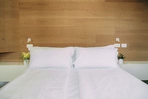 Deluxe Double Room, Lake View | In-room safe, laptop workspace, blackout curtains, free WiFi - Borgo di Lazise (Lazise)