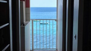 A corridor leading to a balcony with a view of the sea. - Studio in the Corniche d'or (Pointe-Noire)