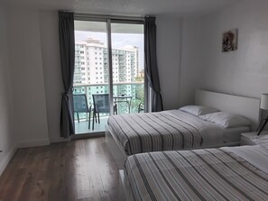 3 bedrooms, free WiFi, bed sheets, wheelchair access - 2 bedroom plus den in Sunny Isles Beach 5 minute walk to the beach. (Sunny Isles Beach)