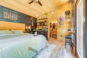 Desk, Internet, bed sheets - 8 Mi to Farragut State Park: Wooded Cabin Escape! (Athol)