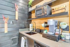 Fridge, microwave, coffee/tea maker, cookware/dishes/utensils - 8 Mi to Farragut State Park: Wooded Cabin Escape! (Athol)
