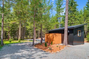 Exterior - 8 Mi to Farragut State Park: Wooded Cabin Escape! (Athol)