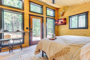 Desk, Internet, bed sheets - 8 Mi to Farragut State Park: Wooded Cabin Escape! (Athol)