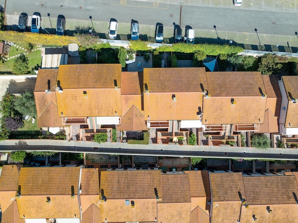 Zona residencial con varias casas, un estacionamiento y una calle.