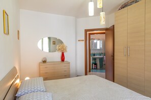 2 habitaciones, tabla de planchar con plancha y ropa de cama 