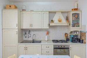 Refrigerador, horno, parrilla de estufa y cafetera y tetera 