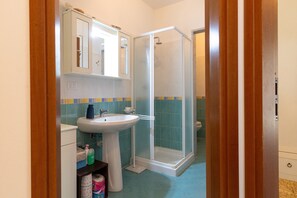 Douche, sèche-cheveux, serviettes fournies