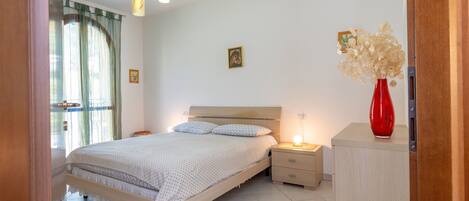 2 makuuhuonetta, silitysrauta/-lauta, vuodevaatteet