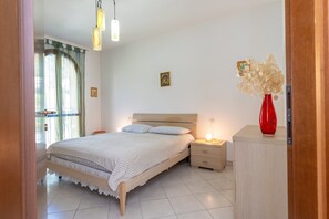 2 bedrooms, iron/ironing board, bed sheets