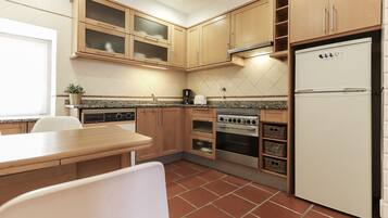 Microondas, cafetera/tetera, utensilios de cocina