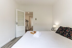 1 bedroom, bed sheets