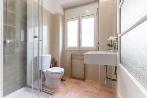 Shower, towels - Belem Boutique VI by Homing (Lisbon)