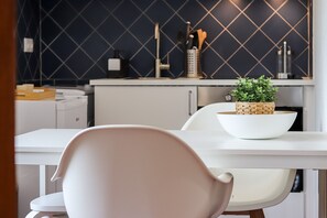 Micro-ondas, cafeteira/chaleira, talheres/pratos/utensílios de cozinha
