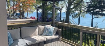 Lake/Beachfront/Firepit/sleeps 6/Pet Friendly/Heated