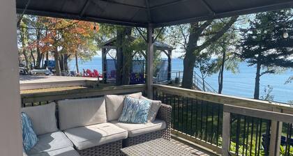 Lake/Beachfront/Firepit/sleeps 6/Pet Friendly/Heated