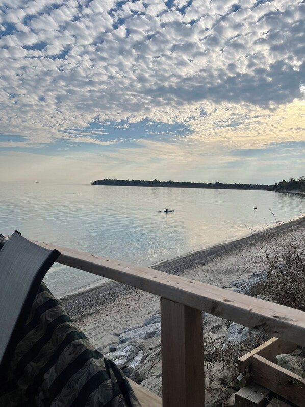 På stranden