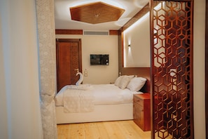 8 bedrooms, bed sheets