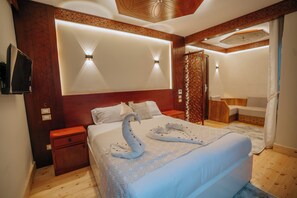 8 bedrooms, bed sheets - Azhar I Dahabiya Luxury suite river Nile cruise (Aswan)