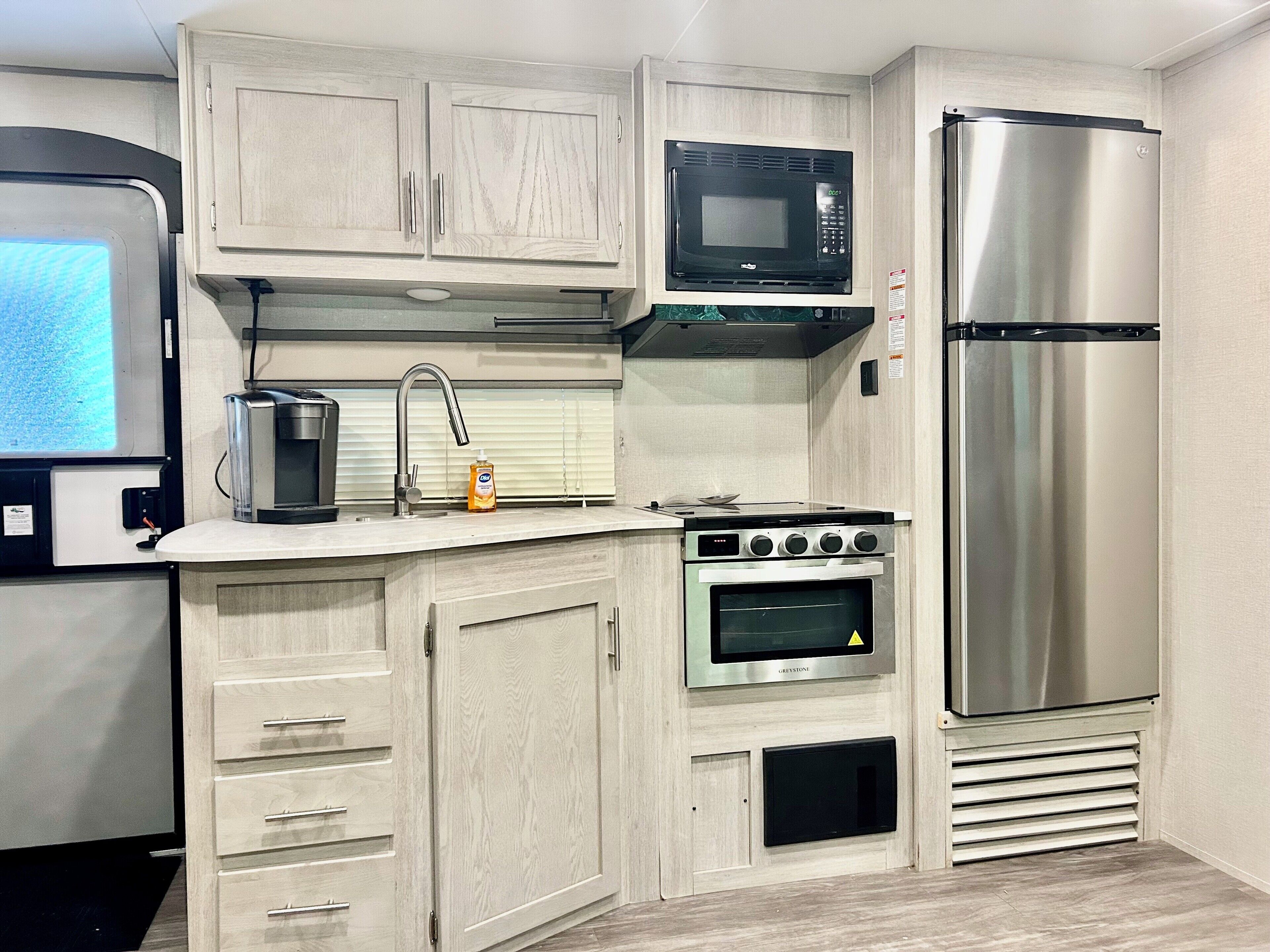 Refrigerador, microondas, horno y parrilla de estufa 