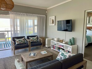 Luxury House, 3 Bedrooms, Ocean View | Living area - Footprints in Kleinmond (Kleinmond)