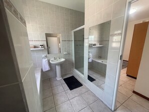 Executive House, 3 Bedrooms | Bathroom | Designer toiletries, hair dryer, towels, soap
