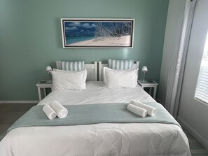 Superior-huone, 1 suuri parisänky | Ylelliset vuodevaatteet, Select Comfort -patjalliset sängyt