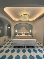 Caja de seguridad en la habitación, escritorio y cortinas blackout