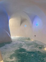 Una piscina techada, una piscina al aire libre